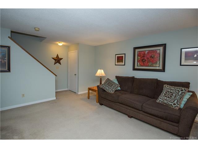 129 Staffordshire Commons Dr, Wallingford, CT 06492