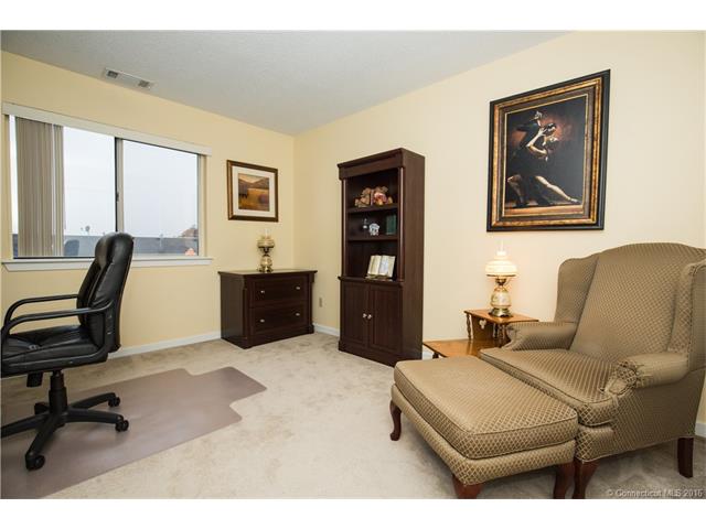 129 Staffordshire Commons Dr, Wallingford, CT 06492