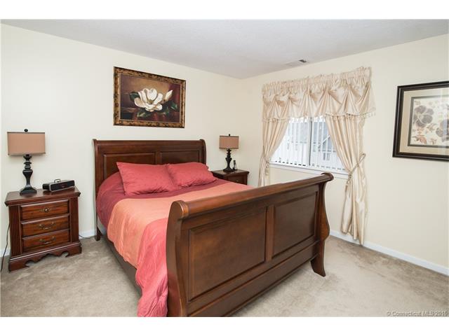 129 Staffordshire Commons Dr, Wallingford, CT 06492