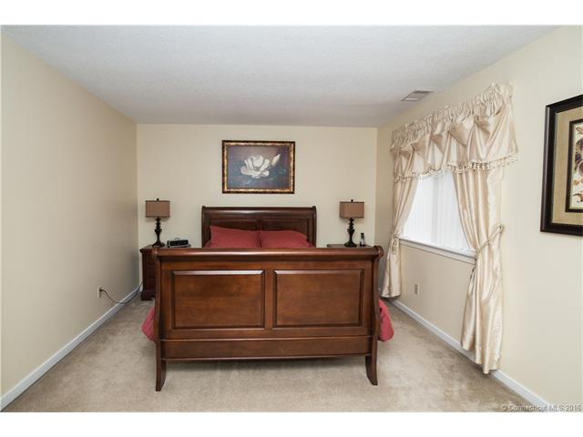 129 Staffordshire Commons Dr, Wallingford, CT 06492