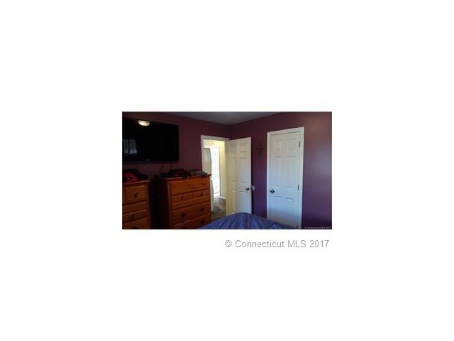 48Circle Dr, Wallingford, CT 06492
