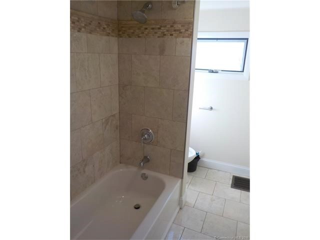 203Hemingway Ave, East Haven, CT 06512