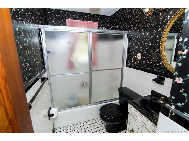 106 Robert Dr, E Haven, CT 06512