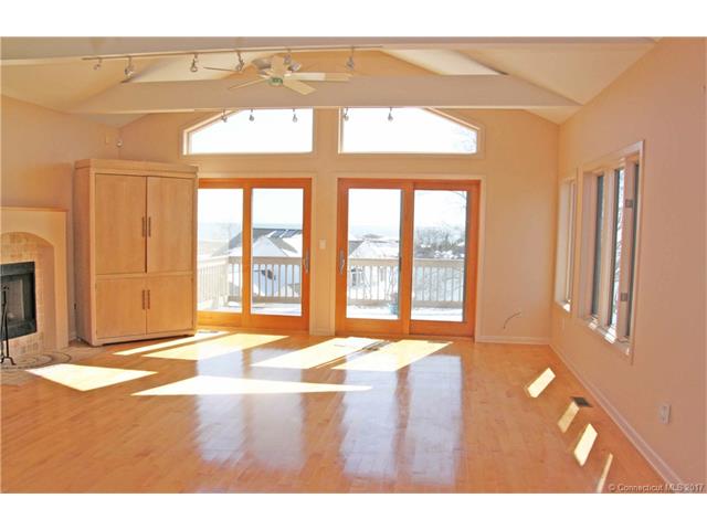 16Whalers Pt, East Haven, CT 06512