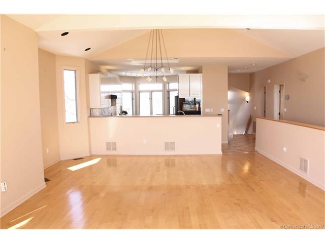 16Whalers Pt, East Haven, CT 06512