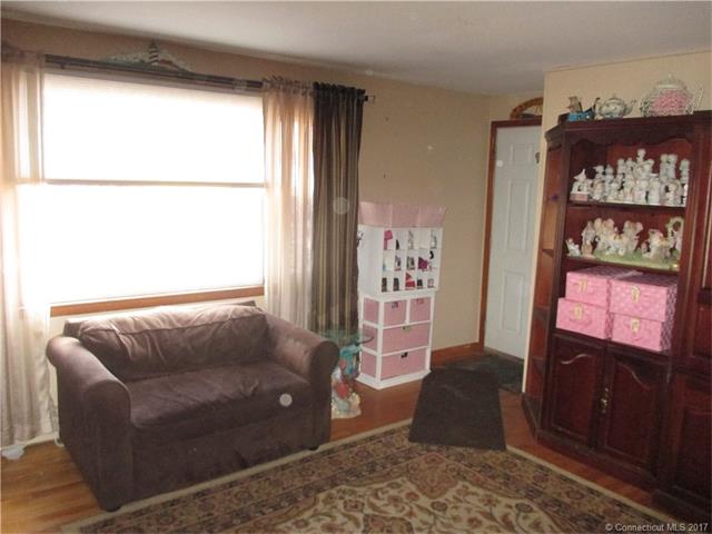 7 Jillson Dr, E Haven, CT 06512