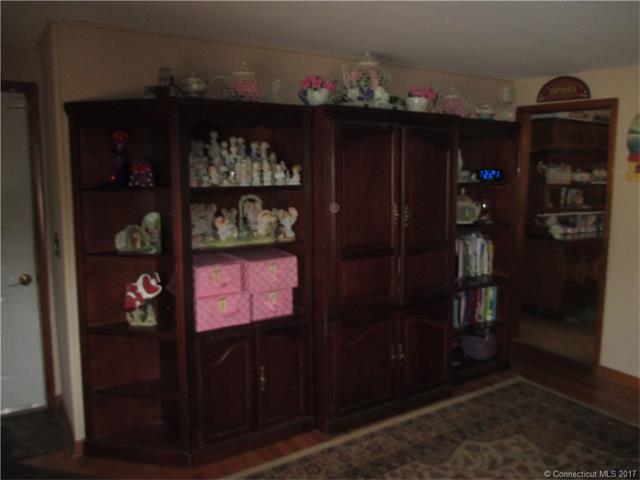 7 Jillson Dr, E Haven, CT 06512