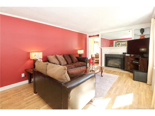 25Robin Ln, New Haven, CT 06515