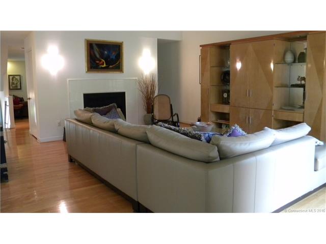 362 Berwick Lane ., W Haven, CT 06516