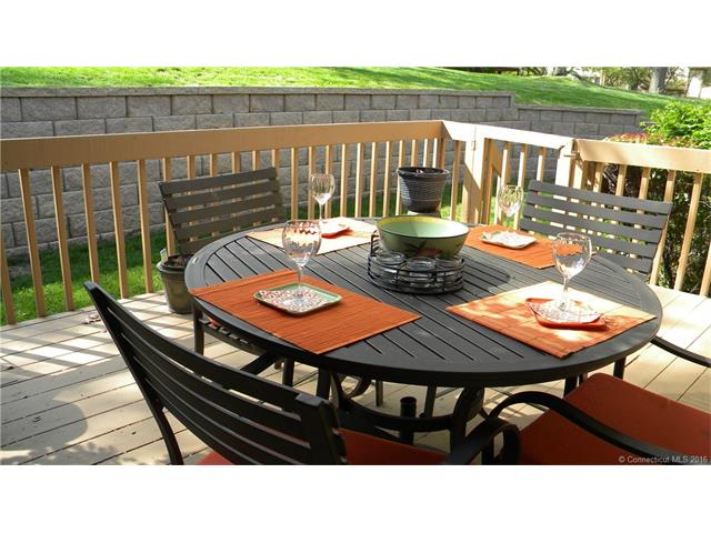 362 Berwick Lane ., W Haven, CT 06516