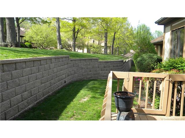 362 Berwick Lane ., W Haven, CT 06516