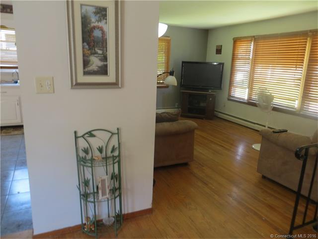 108Hilltop Ln, West Haven, CT 06516