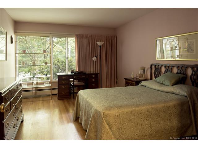 66 North Lake Dr, Hamden, CT 06517