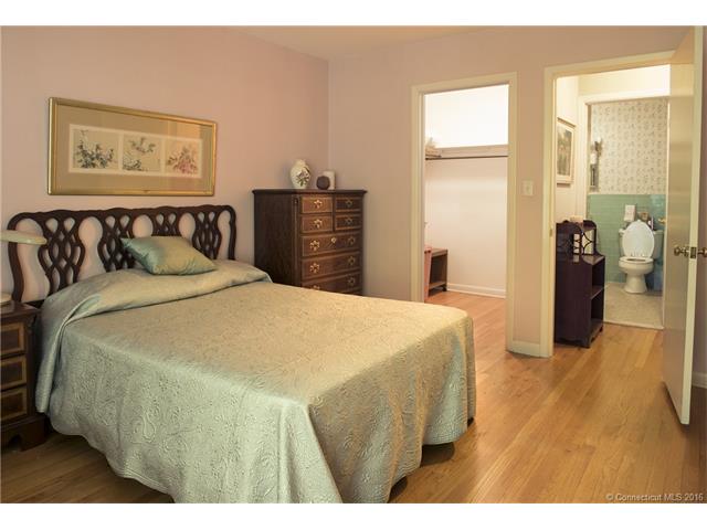 66 North Lake Dr, Hamden, CT 06517