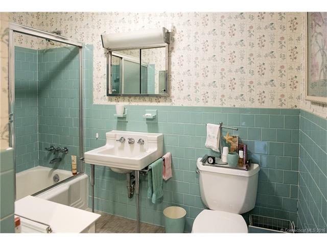 66 North Lake Dr, Hamden, CT 06517