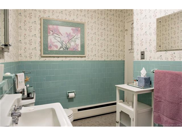 66 North Lake Dr, Hamden, CT 06517