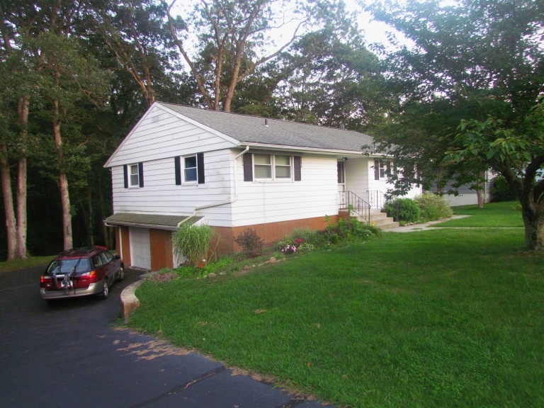 80Macarthur Dr, Hamden, CT 06518