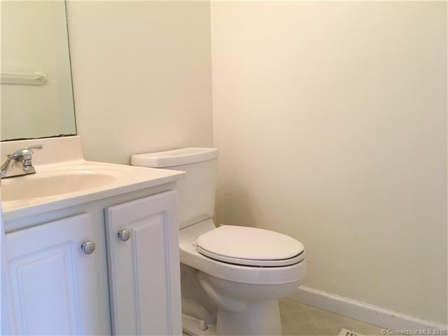 17 Mettler St, Woodbridge, CT 06525