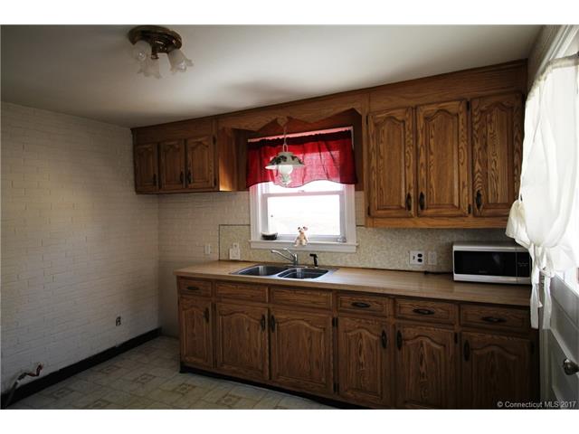 9Robert Rd, Woodbridge, CT 06525