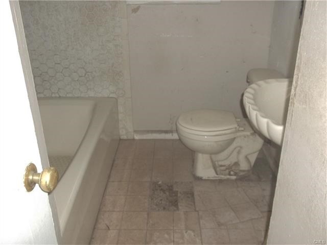 42 Loftus Circle, Bridgeport, CT 06606