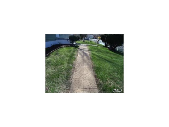 39 Valley Circle, Bridgeport, CT 06606