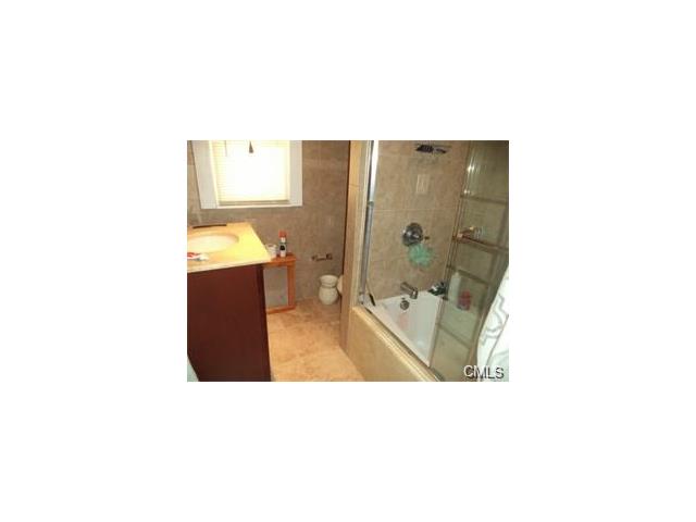 39 Valley Circle, Bridgeport, CT 06606
