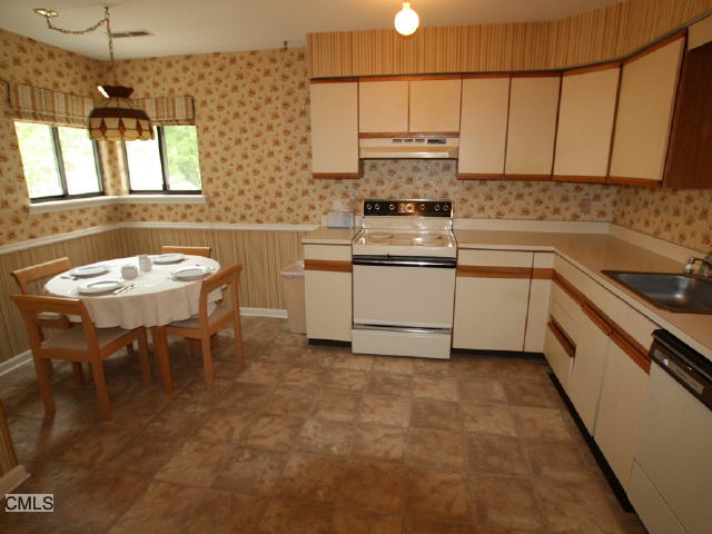95 Lance Circle, Bridgeport, CT 06606