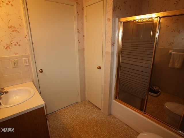 95 Lance Circle, Bridgeport, CT 06606