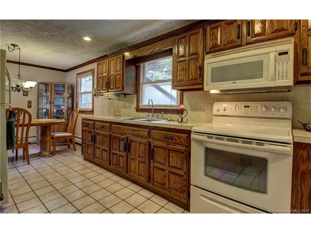 223 Red Oak Rd, Bridgeport, CT 06606
