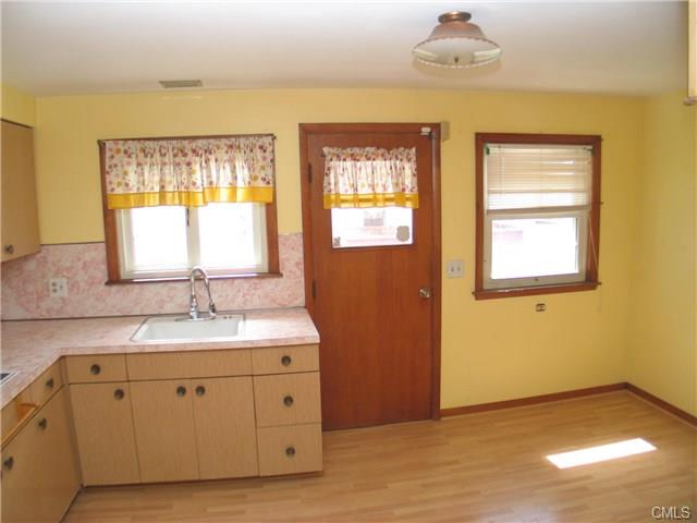 10 Saint Andrews Street, Bridgeport, CT 06610