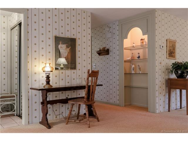 31 Happy Hollow Cir, Stratford, CT 06614
