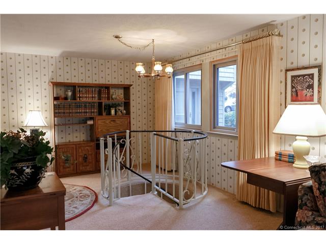 31 Happy Hollow Cir, Stratford, CT 06614