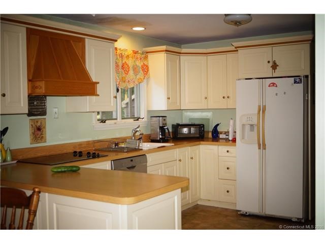 25Skyline Dr, Waterbury, CT 06706