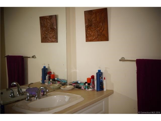 25Skyline Dr, Waterbury, CT 06706