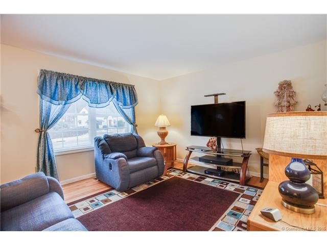 905 Pearl Lake Rd, Waterbury, CT 06706