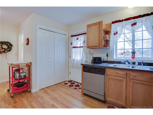 905 Pearl Lake Rd, Waterbury, CT 06706
