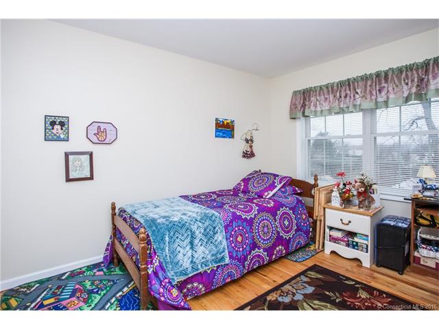 905 Pearl Lake Rd, Waterbury, CT 06706