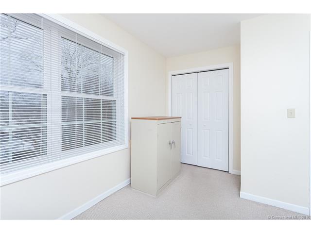 905 Pearl Lake Rd, Waterbury, CT 06706