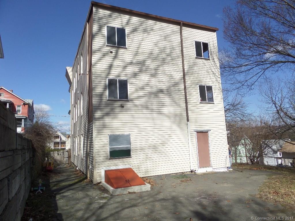 20 4th St, Waterbury, CT 06708