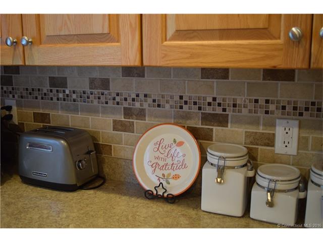 697 Beacon Valley Rd, Naugatuck, CT 06770