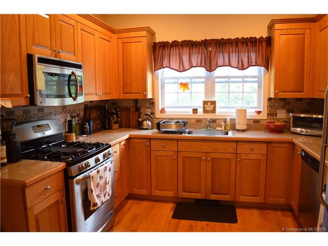 697 Beacon Valley Rd, Naugatuck, CT 06770