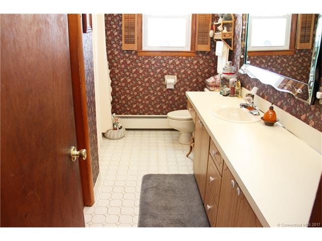 31Vagnini Dr, Naugatuck, CT 06770