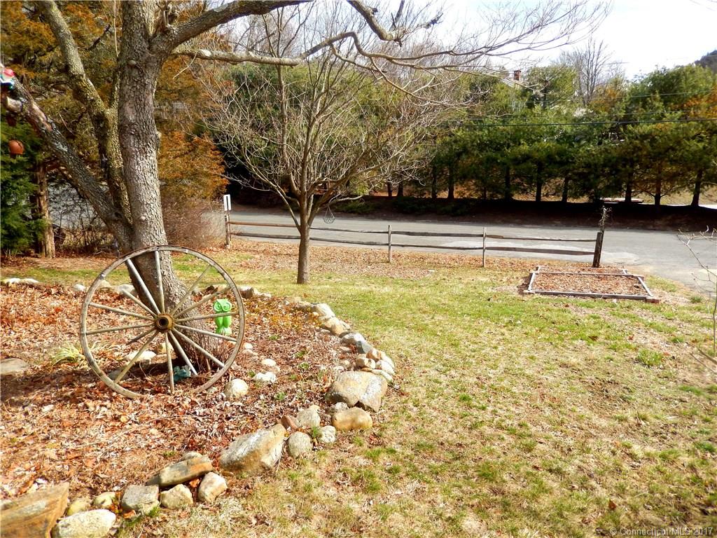 12 Maple Ave, Thomaston, CT 06787