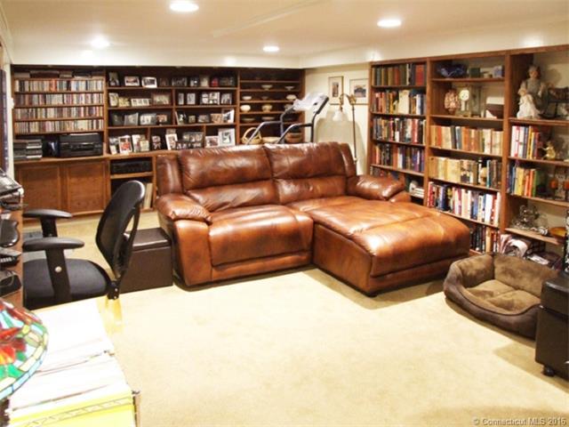 77 Hollenbeck Rd, Cornwall, CT 06796