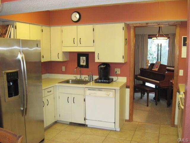 2 Highpoint Court, Woodbury, CT 06798