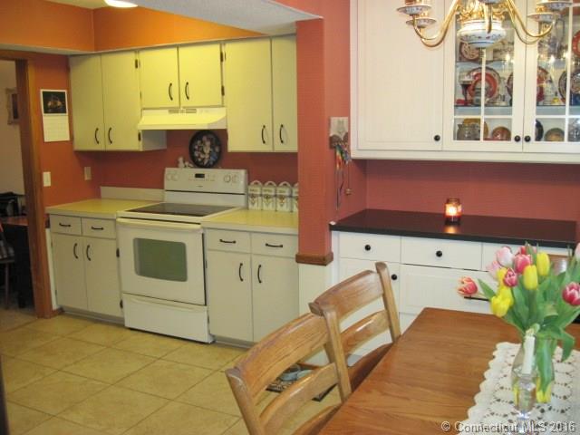 2 Highpoint Ct, Woodbury, CT 06798