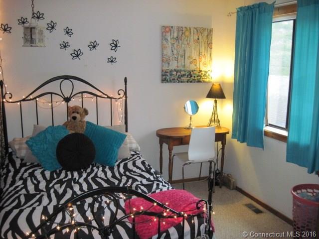 2 Highpoint Ct, Woodbury, CT 06798