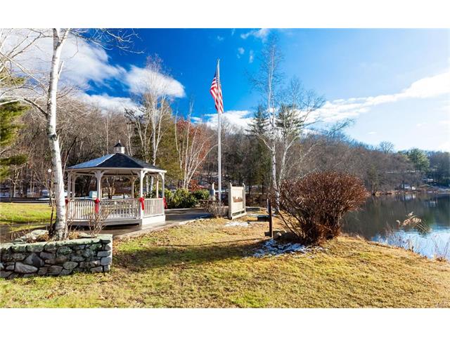 8 Clubhouse Drive, Woodbury, CT 06798