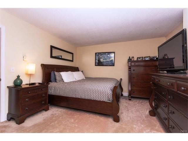 33 Acorn Lane, Brookfield, CT 06804