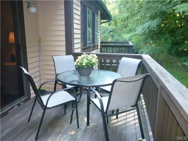 15 Brooks Lane, Brookfield, CT 06804